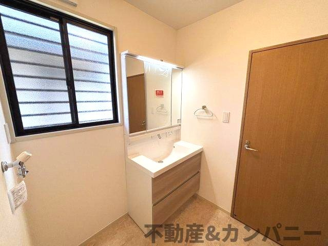 吉藤4丁目の中古のおうち　松山市吉藤4丁目中古戸建の独立洗面台|独立洗面台、朝の身支度には欠かせません
