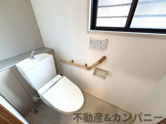 吉藤4丁目の中古のおうち　松山市吉藤4丁目中古戸建のトイレ|コンパクトで使いやすいトイレです