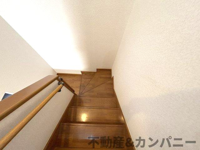 吉藤4丁目の中古のおうち　松山市吉藤4丁目中古戸建のその他|手すり付き階段です