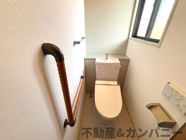 吉藤4丁目の中古のおうち　松山市吉藤4丁目中古戸建のトイレ|手すり付きトイレです