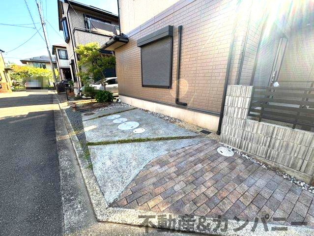 吉藤4丁目の中古のおうち　松山市吉藤4丁目中古戸建の駐車場|車をお持ちの方に嬉しい駐車場付きの物件です