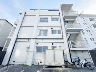 【外観】 | 手入れの行き届いた外壁やエントランスなど、「見ればわかる」レベルで清潔感を保ったマンションです。築年数を感じさせない姿で皆様をお出迎えします。～即日のご見学可能～　お問合せはお気軽にどうぞ。
