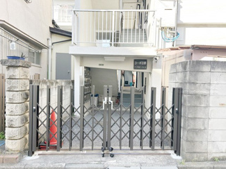 【エントランス】 | お客様を、そして住人を出迎えてくれるマンションのエントランス。ゴミが落ちていないことからも、管理状態の良さや住民の節度の高さが見て取れます。～即日のご見学可能～　お問合せはお気軽にどうぞ。
