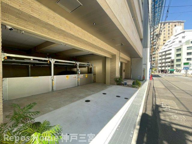 レオンコンフォート神戸駅前の駐車場