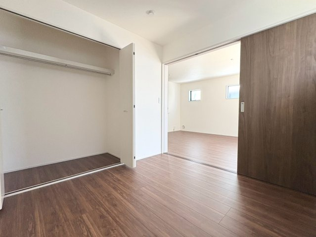 リーブルガーデン　各務原市川島緑町　全2区画分譲の洋室|すべての居室にはたっぷり収納できる大型のクローゼット、各室に２４時間換気システムを設置しています。
排気ファンから低風量で24時間強制排気し、家の中の空気をいつも新鮮に保ちます。
