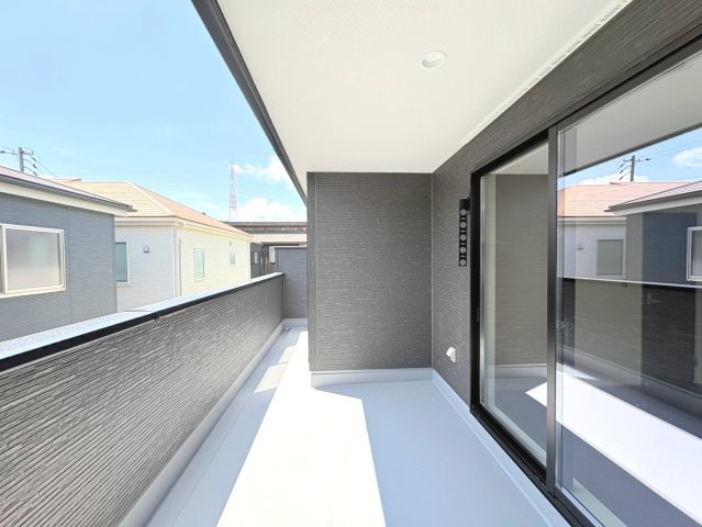 リーブルガーデン　各務原市川島緑町　全2区画分譲のバルコニー|バルコニーは南向きで洗濯物もよく乾きます！強度と表面積硬度を持つFPRで防水しています。