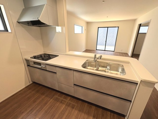 リーブルガーデン　各務原市川島緑町　全2区画分譲のキッチン|機能的で手入れがしやすいシステムキッチンでお掃除も楽々。蛇口は浄水器内蔵型で節湯CI対応水栓です。　
人造大理石カウンターやキッチンパネルなど明るくきれいにお使いいただけます。