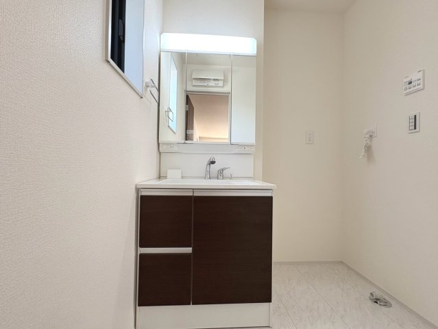 リーブルガーデン　各務原市川島緑町　全2区画分譲の独立洗面台|洗面化粧台 幅 750mm、軽く割れにくい洗面ボールと場所をとらないコンパクト設計の本体キャビネットです。
ミラー扉の内側は全て収納スペースです。リフトアップシャワーを採用し両手が自由に使えます