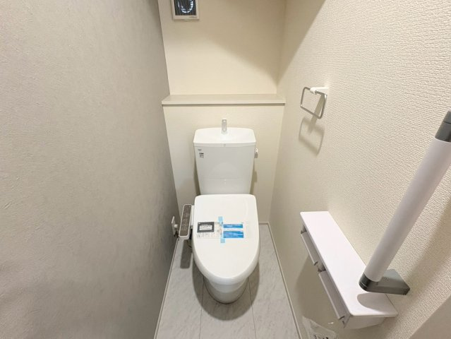 リーブルガーデン　各務原市川島緑町　全2区画分譲のトイレ|超表面平滑加工とイオンパワーの「セフィオンテクト」加工で、汚れが付きにくく落ちやすい仕様で清潔です。
便器にフチがないので汚れが隠れて見えない部分がありません。お手入れがとってもラクラクです。