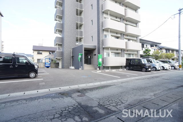 熊本市南区近見８丁目の賃貸マンションの駐車場
