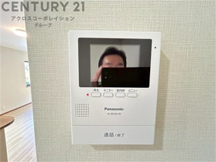 訪問者が来たときにテレビ画面で確認できるため、安心してドアを開けられます。録画機能があるものもあり、留守中に来訪者を記録しておくことができます。利便性が高く、セキュリティ面でも安心です。