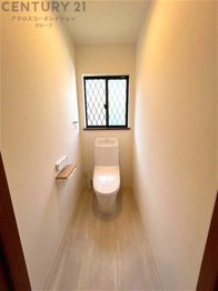 温水洗浄便座付トイレは温水洗浄機能により、暖かい水でおしりを洗浄することができ、冷たい水を使う従来の便座に比べ、温水洗浄機能で暖かいトイレを提供し、快適な使用を可能にします。