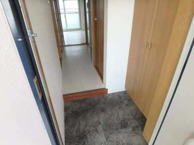 【玄関】 | リバーサイド仁川 | 明るい玄関です