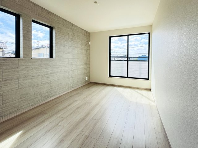 松戸市五香西３丁目新築戸建【松飛台小学校:5分】の寝室|7.12帖寝室・アクセントクロス・南側バルコニー前の明るいお部屋です♪