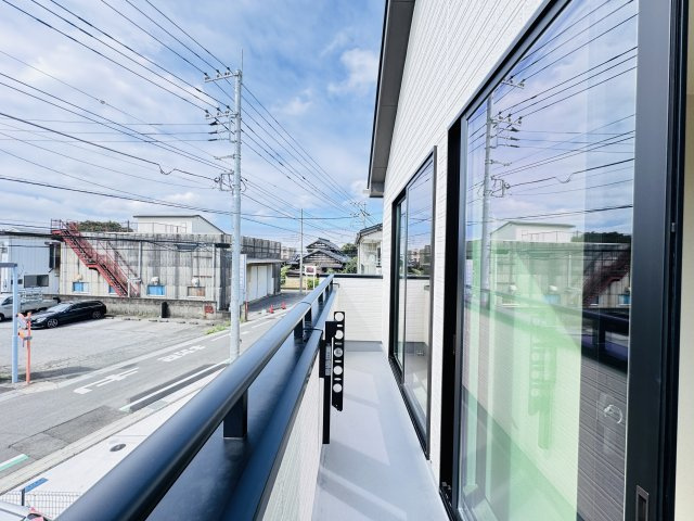 松戸市五香西３丁目新築戸建【松飛台小学校:5分】のバルコニー|南向きワイドバルコニー・日当たり良好♪