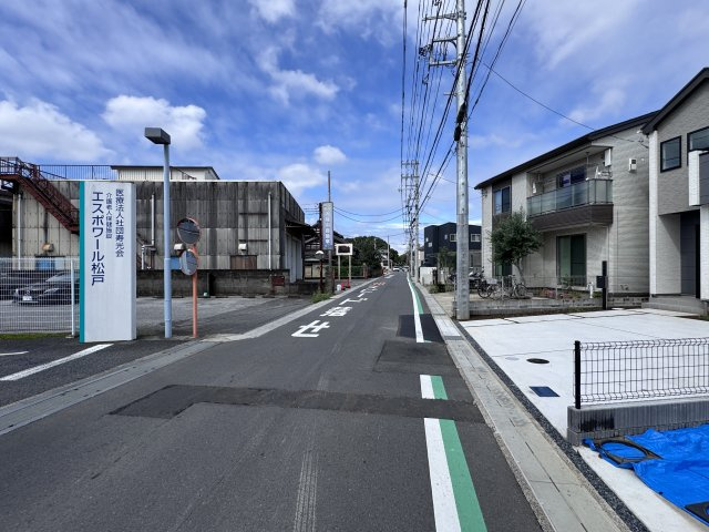 松戸市五香西３丁目新築戸建【松飛台小学校:5分】の前面道路含む現地写真|南側前面道路・幅員約6ｍ