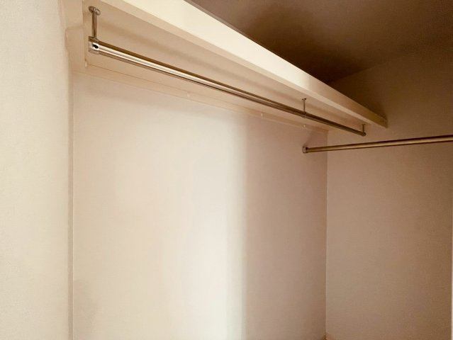 【収納】 | 豊島区長崎６丁目　中古戸建て | ゆとりあるWICを備え、季節物も収納できる便利なスペースです