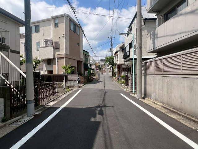 【前面道路含む現地写真】 | 豊島区長崎６丁目　中古戸建て | 見通しの良い前面道路に面し、車の出入りもスムーズな立地です