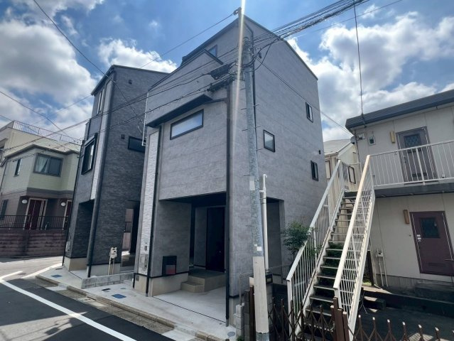 【外観】 | 豊島区長崎６丁目　中古戸建て | 端正なデザインが魅力の、重厚感ある美しい佇まいです