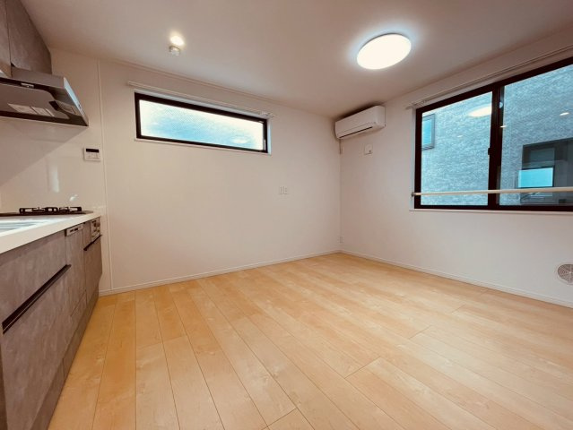 【居間・リビング】 | 豊島区長崎６丁目　中古戸建て | 明るく開放感のある、家族が自然と集まる心地よいLDKです
