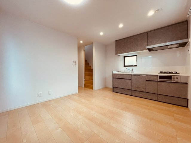 【居間・リビング】 | 豊島区長崎６丁目　中古戸建て | 採光に恵まれた明るいLDKで、心地よい毎日を過ごせます
