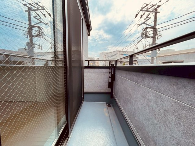 【バルコニー】 | 豊島区長崎６丁目　中古戸建て | 陽当たり良好で洗濯物もよく乾く、使い勝手の良いバルコニーです
