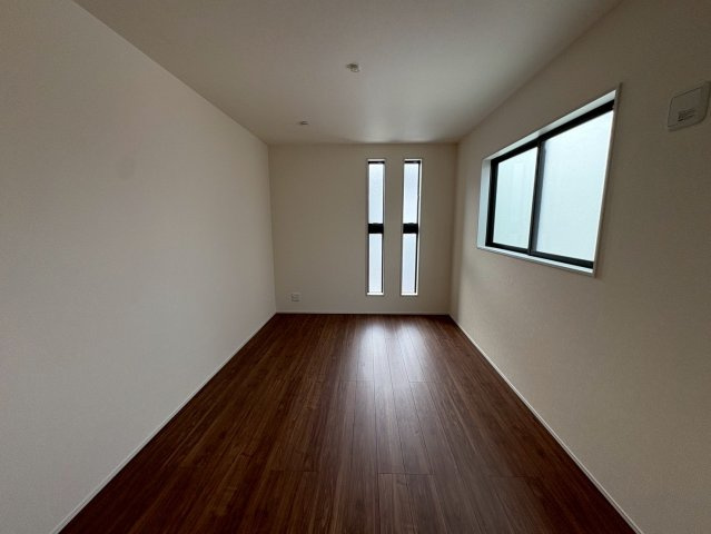 名谷町２期　新築戸建ての洋室|スタイリッシュな窓が使われていてセンスを感じます♪