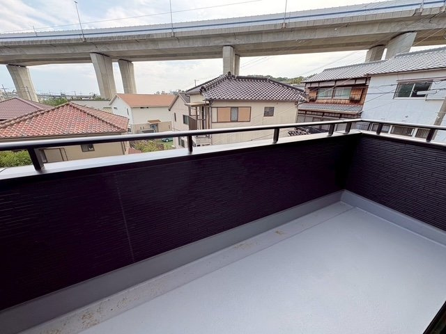 名谷町２期　新築戸建てのバルコニー|目の前が抜けているため日当たりも風通しも良好です♪