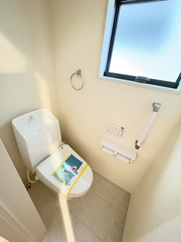 名谷町２期　新築戸建てのトイレ|窓付きのトイレは明るい雰囲気に