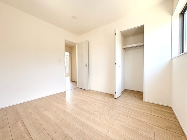 リーブルガーデン　各務原市川島緑町　全2区画分譲の洋室|全居室にたっぷり収納できる大型クローゼット、居室部分の窓ガラスには間に空気層を設けたペアガラスを採用。
高い断熱性と共にガラス面の結露対策にも効果を発揮します。
