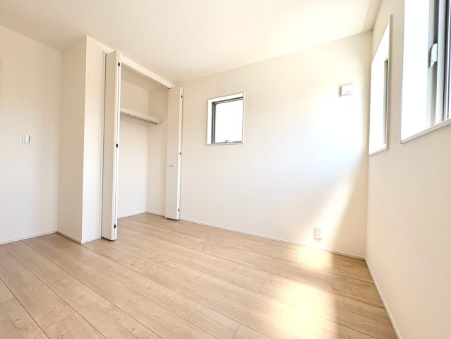 リーブルガーデン　各務原市川島緑町　全2区画分譲の洋室|すべての居室にはたっぷり収納できる大型のクローゼット、各室に２４時間換気システムを設置しています。
排気ファンから低風量で24時間強制排気し、家の中の空気をいつも新鮮に保ちます。

