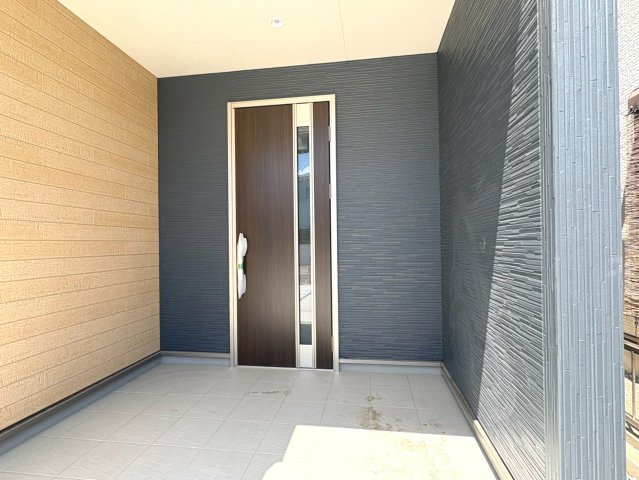 リーブルガーデン　各務原市川島緑町　全2区画分譲の玄関|【ピッキング防止機能付き玄関ドア錠】玄関ドアの鍵は上下に２つあり、内側の下段は脱着サムターンキー。
鍵を不正に開錠されても、もう１つの鍵でピッキングを防ぎます。防犯性の高い仕様になっています。