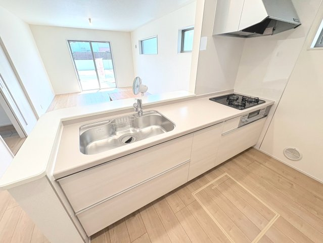 リーブルガーデン　各務原市川島緑町　全2区画分譲のキッチン|機能的で手入れがしやすいシステムキッチンでお掃除も楽々。蛇口は浄水器内蔵型で節湯CI対応水栓です。　
人造大理石カウンターやキッチンパネルなど明るくきれいにお使いいただけます。