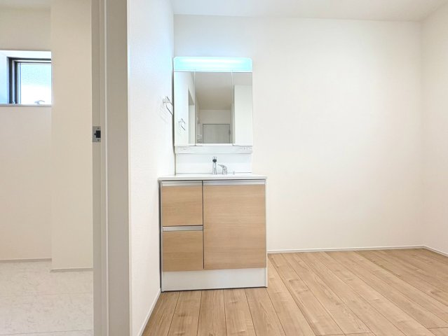 リーブルガーデン　各務原市川島緑町　全2区画分譲の独立洗面台|洗面化粧台 幅 750mm、軽く割れにくい洗面ボールと場所をとらないコンパクト設計の本体キャビネットです。
ミラー扉の内側は全て収納スペースです。リフトアップシャワーを採用し両手が自由に使えます