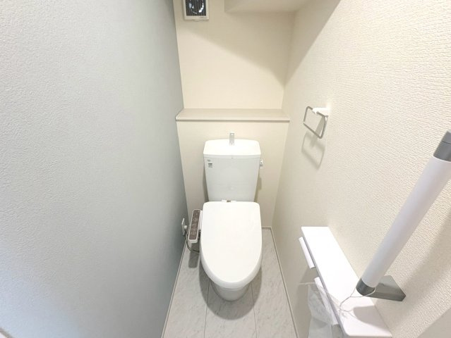 リーブルガーデン　各務原市川島緑町　全2区画分譲のトイレ|超表面平滑加工とイオンパワーの「セフィオンテクト」加工で、汚れが付きにくく落ちやすい仕様で清潔です。
便器にフチがないので汚れが隠れて見えない部分がありません。お手入れがとってもラクラクです。