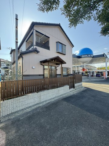 【2世帯対応住宅】吾川郡いの町天王南5丁目　中古一戸建ての前面道路含む現地写真|プライバシーに配慮したフェンス設置済み。安心の玄関アプローチ。