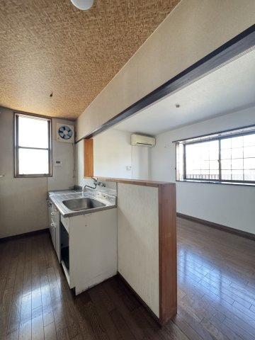 【2世帯対応住宅】吾川郡いの町天王南5丁目　中古一戸建てのキッチン|会話が弾む対面式キッチン。木の温もりを感じるナチュラルな内装。