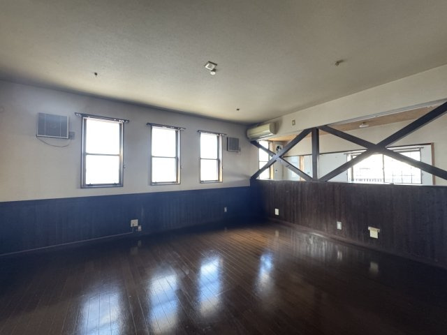 【2世帯対応住宅】吾川郡いの町天王南5丁目　中古一戸建ての洋室|多灯照明がお洒落な広々LDK。インテリアが映えるシックな色調。