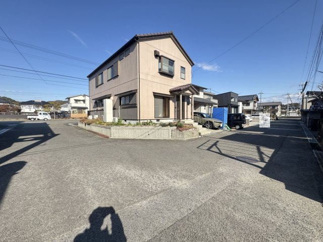 【2世帯対応住宅】吾川郡いの町天王南5丁目　中古一戸建ての前面道路含む現地写真|ゆとりある前面道路。車の出し入れもスムーズな好立地！