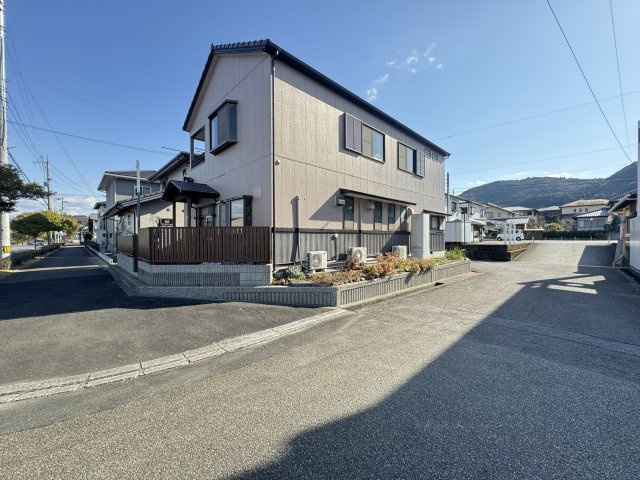 【2世帯対応住宅】吾川郡いの町天王南5丁目　中古一戸建ての前面道路含む現地写真|穏やかな街並みに溶け込む、落ち着いた佇まいの一軒家。
