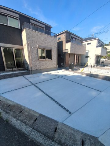 ブルームあざみ野Dの駐車場