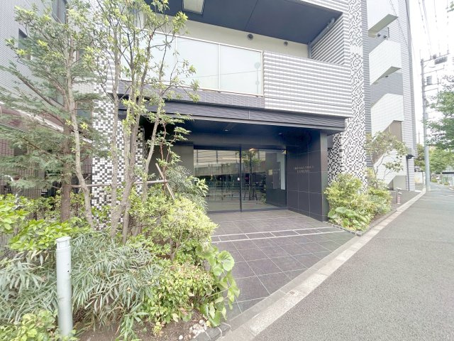 ミルーナヒルズ亀有のエントランス|ドキドキの新生活も、安心してスタート。ぴったりの住まいを見つけませんか？クランディアが一緒に住まい選びをサポートします‼　まずは、お気軽にお問合せください　＃クランディア
