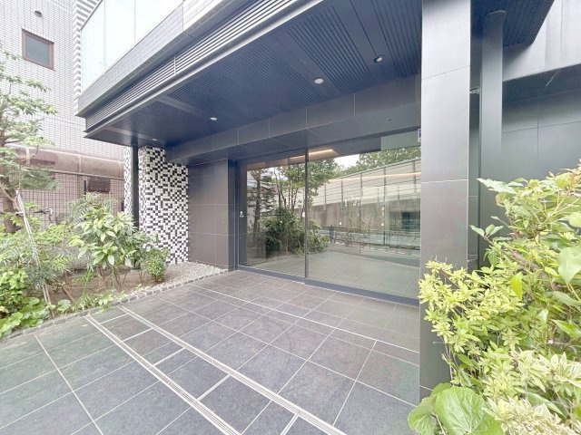 ミルーナヒルズ亀有のエントランス|ドキドキの新生活も、安心してスタート。ぴったりの住まいを見つけませんか？クランディアが一緒に住まい選びをサポートします‼　まずは、お気軽にお問合せください　＃クランディア