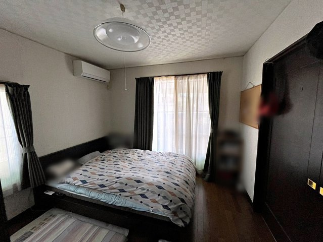 福島市蓬莱町8丁目　中古戸建の洋室|南東側の洋室は2面採光で自然光が長時間入る気持ちの良いお部屋です！