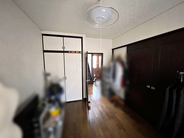 福島市蓬莱町8丁目　中古戸建の洋室|南西側の洋室は収納付きです！洋室2部屋の間には扉があり行き来が可能です！