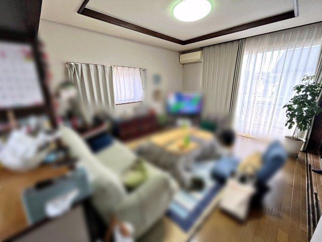 福島市蓬莱町8丁目　中古戸建の居間・リビング|リビングは2階スペースにございます。2面採光で陽当たりも良く快適な家族団らんスペースです！