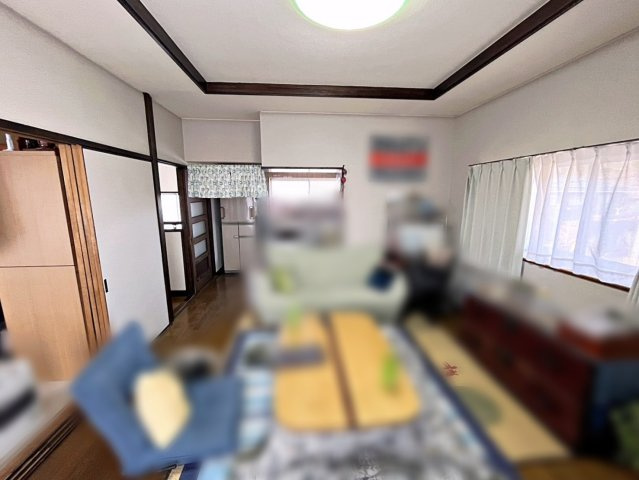 福島市蓬莱町8丁目　中古戸建の居間・リビング|2階リビングはプライバシーを確保！隣の和室と合わせると開放的な空間です！