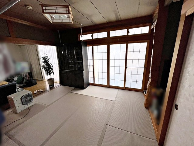福島市蓬莱町8丁目　中古戸建の和室|8帖の和室は畳の温もりが心地の良い空間です！