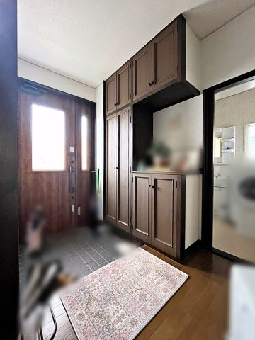 福島市蓬莱町8丁目　中古戸建の玄関|玄関スペースには大容量のシューズボックス付きです！