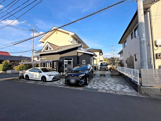 福島市蓬莱町8丁目　中古戸建の前面道路含む現地写真|西側からの外観写真　駐車スペースは3台可能です！（車種による）